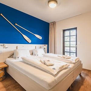 Pokój z łóżkiem king-size poza główną częścią budynku